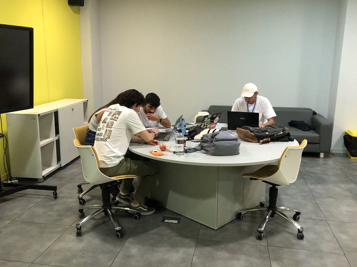 Buaaa qué ambiente tan chulo en el <a href="/mobbeel/">Mobbeel</a> Innovation Challenge! Los chavales se lo están currando un montón desarrollando ideas geniales. Aunque suene a tópico, se respira innovación!