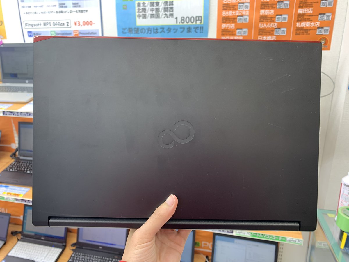 PCcomfullAKB4's tweet photo. 今週の秋葉原4号店限定セール！
③【LIFEBOOK A579/A】
コスパ抜群の15インチノート！こちらも広視野角&amp;発色キレイなFHD液晶搭載✨
テンキー付きで、Office等の事務用途にピッタリ♪メモリのアクセスも簡単♪
若干の使用感はありますが、この価格なら大アリでは！

10台限定！
#富士通 #LIFEBOOK #A579 https://t.co/EimKGRG43q