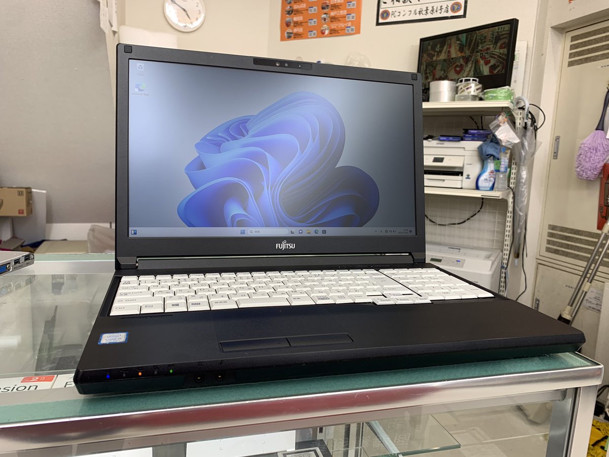PCcomfullAKB4's tweet photo. 今週の秋葉原4号店限定セール！
③【LIFEBOOK A579/A】
コスパ抜群の15インチノート！こちらも広視野角&amp;発色キレイなFHD液晶搭載✨
テンキー付きで、Office等の事務用途にピッタリ♪メモリのアクセスも簡単♪
若干の使用感はありますが、この価格なら大アリでは！

10台限定！
#富士通 #LIFEBOOK #A579 https://t.co/EimKGRG43q