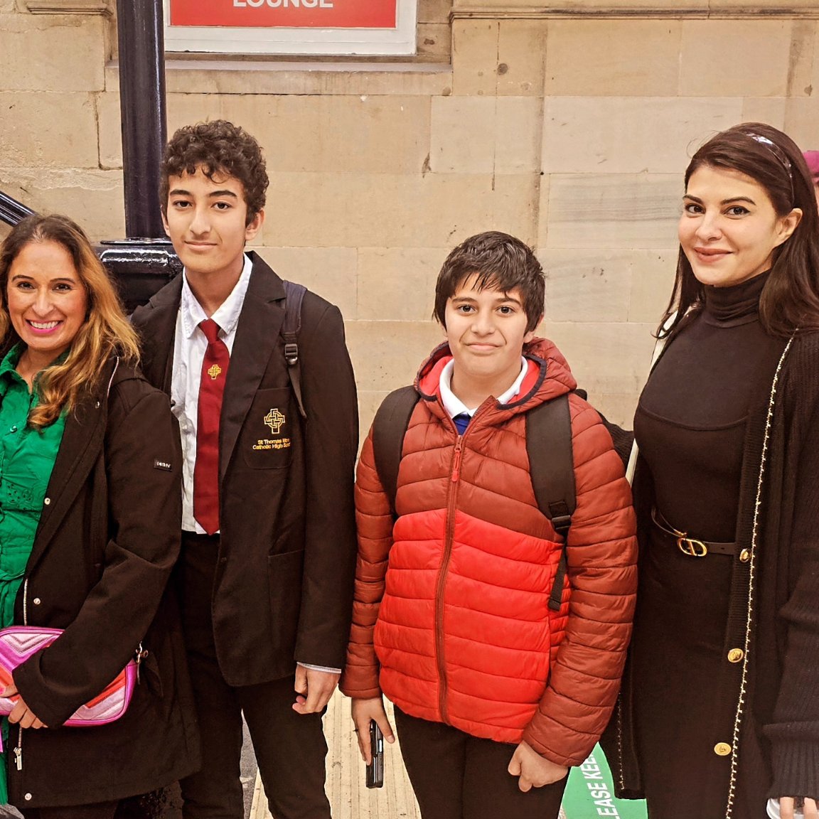 Akshay Kumar Fans Group (@akfansgroup) on Twitter photo PICS : <a href="/FardeenFKhan/">Fardeen Feroz Khan</a> , <a href="/Asli_Jacqueline/">Jacqueline Fernandez</a> , #SonamBajwa and #ChunkyPanday spotted with fans in London
#Housefull5 PICS : <a href="/FardeenFKhan/">Fardeen Feroz Khan</a> , <a href="/Asli_Jacqueline/">Jacqueline Fernandez</a> , #SonamBajwa and #ChunkyPanday spotted with fans in London
#Housefull5