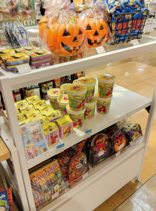 今日は雨か〜…(゜゜)ホ゛ー…☔
しかも結構しっかり降っとるΣ(゜Д゜)💦
ハロウィンのオレンジ色で少しでもあたたかみをー…と、思ったら意外とオレンジ色が少なかった件www(ノ∀`)サ゛ンネン、ト゛ンマイ💦
…と、いう事で？笑、昨日のスタバ☕✨
今年もこの時期が来ましたか💡
#ハロウィン #スタバ