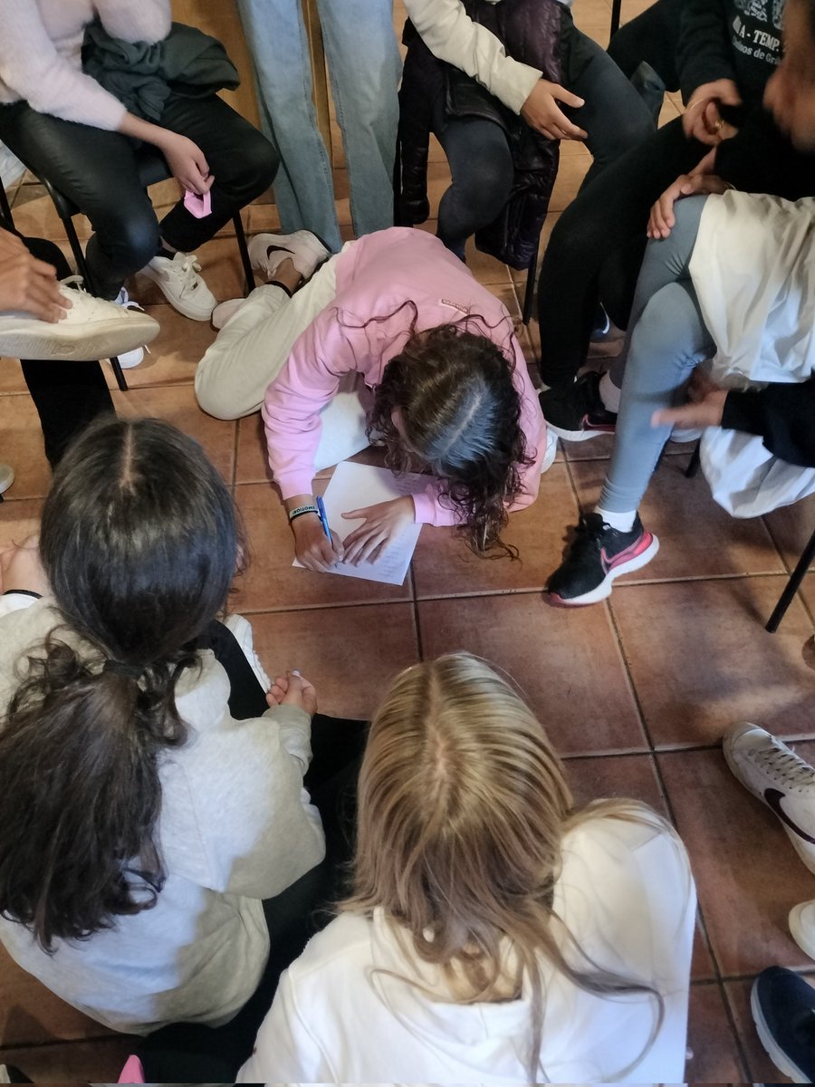 #convis2ESO alguns alumnes comencen a preparar la nit més esperada de convis... Preparen la llista de cançons de la disco!