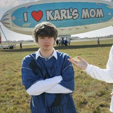 RJulemand44718's tweet photo. karl jacobs bord ^_^ https://t.co/A7DxX9FTae