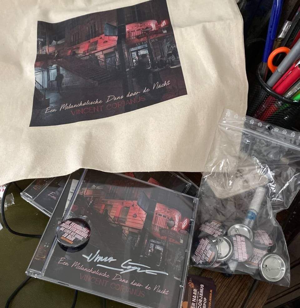 De eerste cd's, buttons en tassen zijn verstuurd! Oef wat spannend allemaal! Vannacht staat het album ook op Spotify. vincentcorjanus.nl/product/156788…