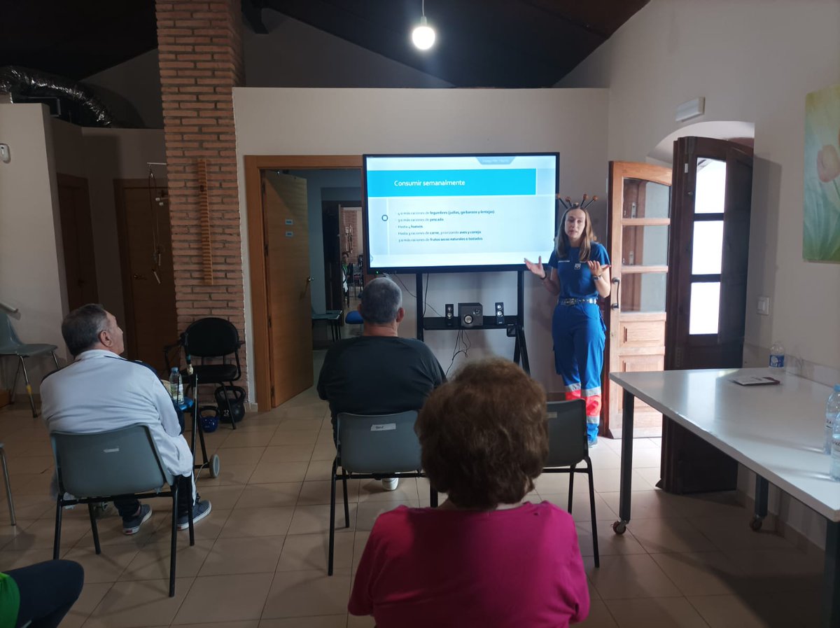 ags_nortedejaen's tweet photo. Rosario Valera, residente de enfermería familiar y Raúl Dueñas, enfermero de Salud Pública han estado en la Asociación de Parkinson Linares Jaen impartiendo una charla sobre Alimentación Saludable adaptada al Parkinson https://t.co/OSS4zXNM1w