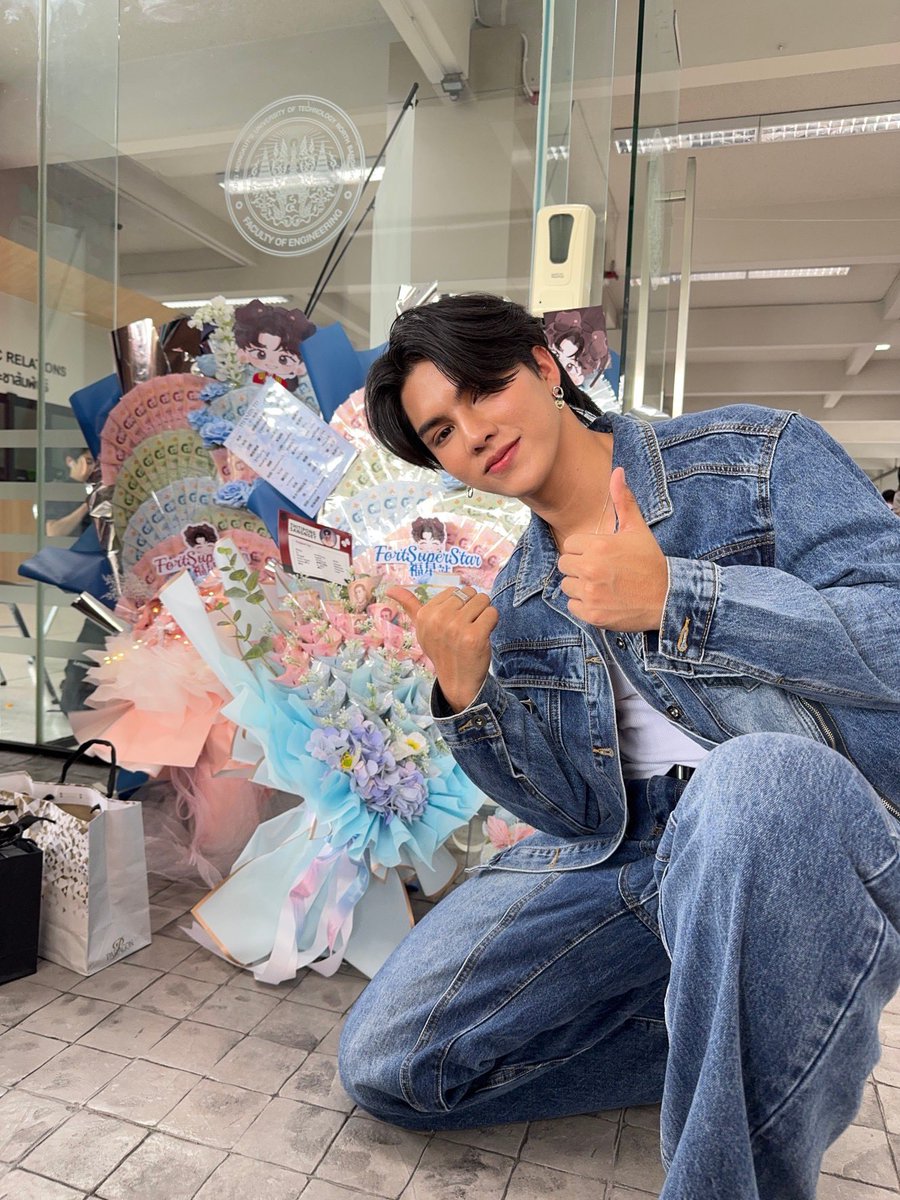 ขอบคุณคณะวิศวกรรมศาสตร์  มจพ นะครับที่ชวนผมมาร่วมพิธีเปิดงาน OpenHouse 2024  นะค้าบดีใจที่กลับมาคณะอีกครั้งนึงในฐานะรุ่นพี่นะค้าบ ขอบคุณทุกคนที่มาหากันน้า เดินทางกันยากไหมครับ  น่ารักมากเลย หาอะไรกินกันด้วยนะครับผม  เดินทากลับบ้านปลอดภัยนะค้าบบ 
ขอบคุณของขวัญด้วยนะค้าบ  เลิฟๆ