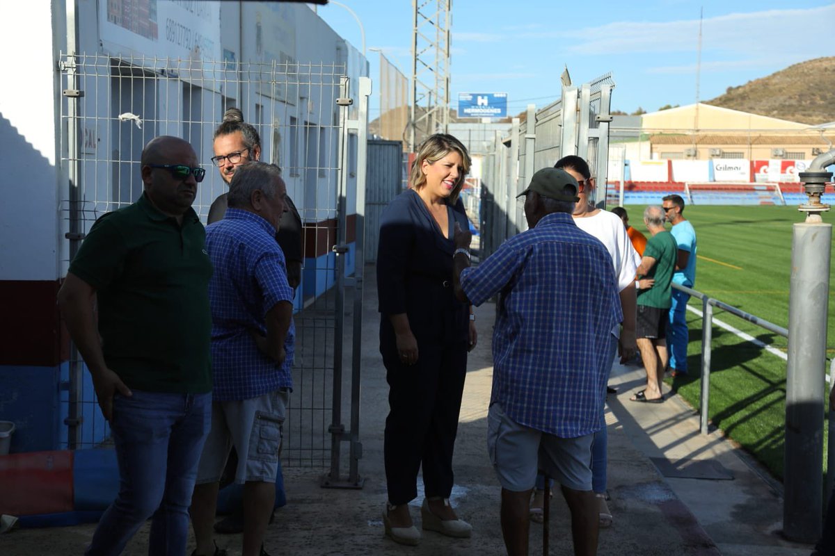 NoeliaArroyoHer's tweet photo. La @DeportivaMinera estrena nuevo campo de fútbol este domingo. Visitamos las instalaciones en las que se ha renovado el césped, y se están ultimando las actuaciones, para que el Ángel Celdrán esté a la altura de un equipo de Segunda @rfef. 

🔗 https://t.co/QUcBXT6tmk https://t.co/QNQUjVPd2n