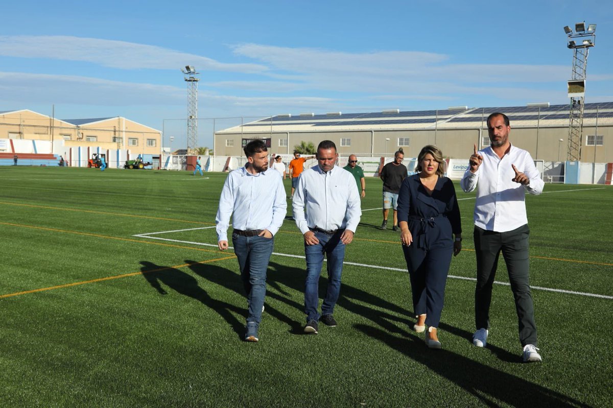 NoeliaArroyoHer's tweet photo. La @DeportivaMinera estrena nuevo campo de fútbol este domingo. Visitamos las instalaciones en las que se ha renovado el césped, y se están ultimando las actuaciones, para que el Ángel Celdrán esté a la altura de un equipo de Segunda @rfef. 

🔗 https://t.co/QUcBXT6tmk https://t.co/QNQUjVPd2n