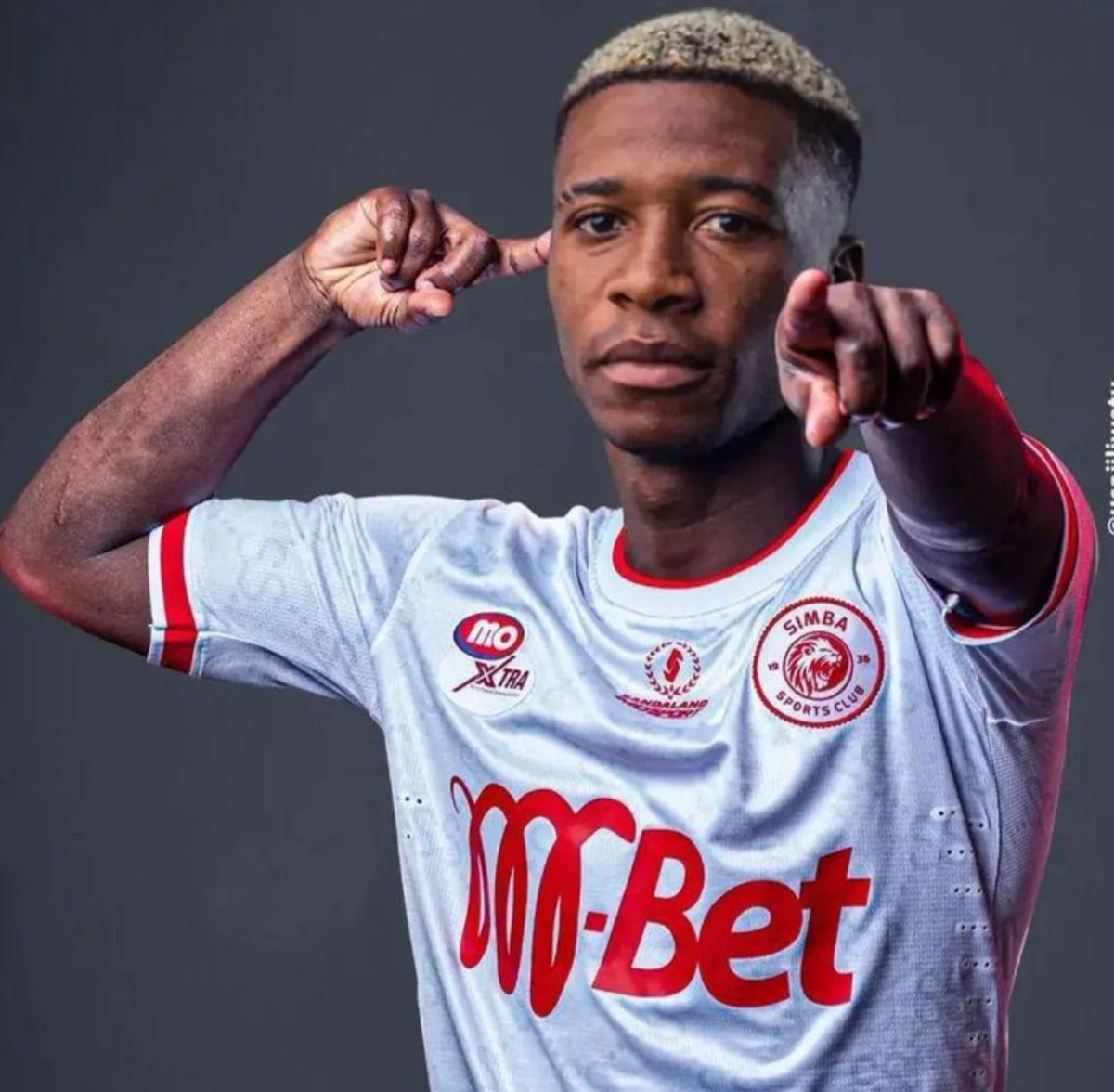 Jaysmith1923's tweet photo. Uongozi wa Simba umeanza mazungumzo na Sporting Lagos FC ya Nigeria ili kupata saini ya winga fundi wa kikosi hicho, Jonathan Alukwu,

Alukwu mwenye miaka 21, anaichezea FC Heart-land (Mkopo) inaelezwa Simba wana jaribu kumshawishi ili a jiunge nao. https://t.co/YjWcrcsVHk