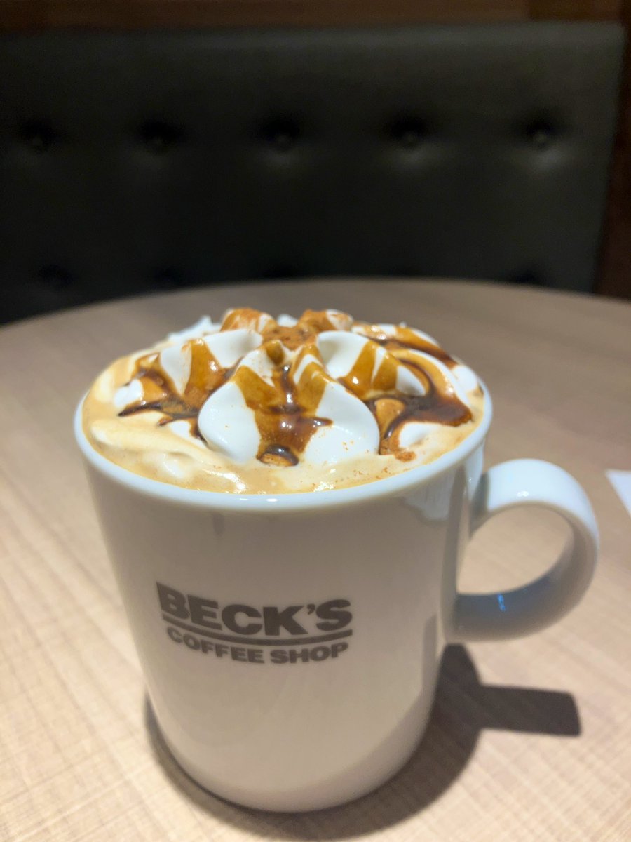 kochime33's tweet photo. 仕事終わりになんとなくチャイティーラテ☕︎
席に着く時に声を掛けてくれ椅子をどかしてくれたお兄さん、帰る時に元に戻すのを途中で代わってくれたお兄さん、2人とも店員さんでもないのに気付いてくれて、サッと手伝ってくれるのすごいよね。ありがたいし嬉しかったな。 https://t.co/AF2DYjtrcP