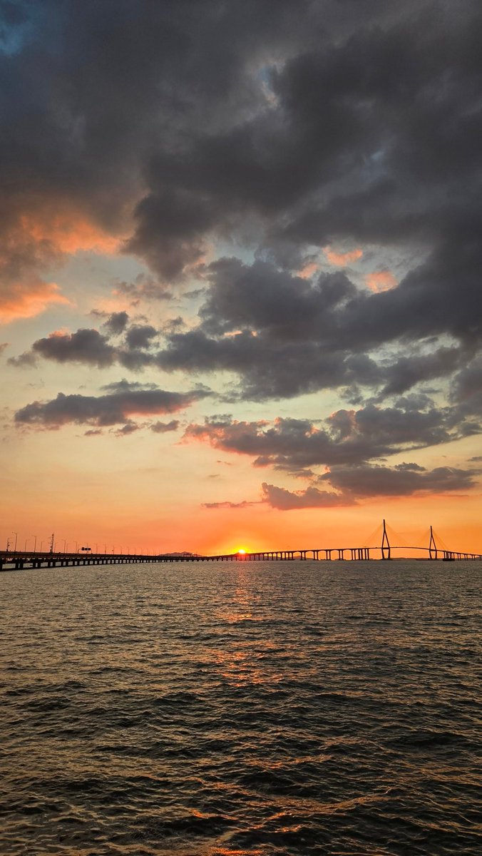 落照. 後ろに仁川大橋が見え、その後ろに仁川空港がある。 韓国に遊びに来てください。