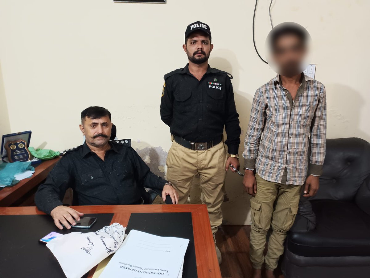 Rameez_kaleri's tweet image. Excise Narcotics Control Department action in Karachi, accused drug dealer Ghulam was arrested, 510 grams of ice was recovered from the accused. A case has been registered against accused he is under Anti-Narcotics Act, further investigation @sharjeelinam #NarcoticsCrackdown