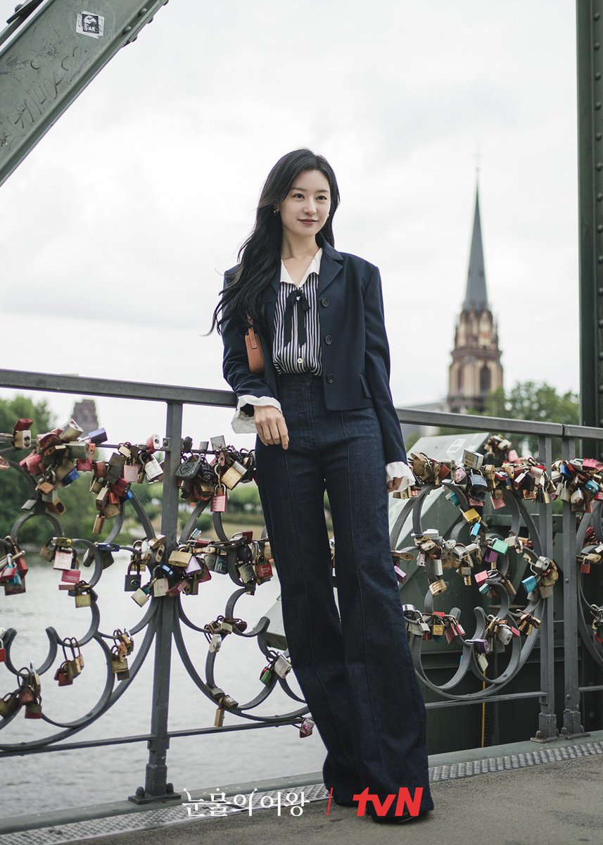 Omo omo…thats 🦵 😬😬😬#KimSooHyun #KimJiWon #SooWon ❤️‍🔥