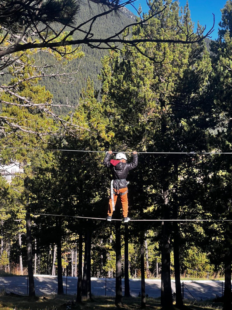 #convis2ESO i aquest matí hem estat al parc d'aventura, caminant entre arbres i fent tirolines, lluitant contra el fred. Sort que ha acabat sortint el sol!