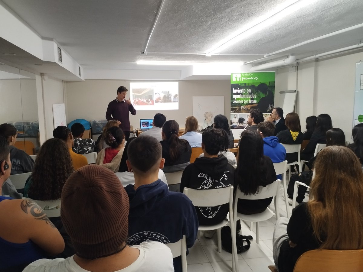 Jóvenes, educadores y educadoras, representantes políticos, Patronato y equipo profesional, participaron la tarde del 2 de octubre en una concurrida presentación de las actividades para el curso 2024-2025 del programa Educándonos en el local de la Oca.
fundacionpioneros.org/nos-gustaria-u…