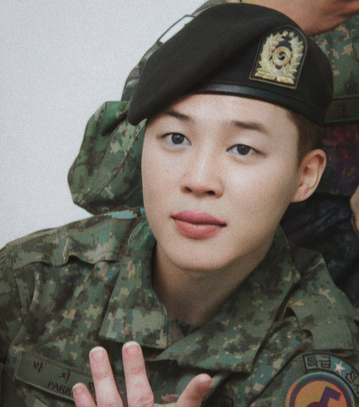 jimin_lil_devil's tweet photo. ON DUTY.                                 OFF DUTY https://t.co/lVoXXV6a3v