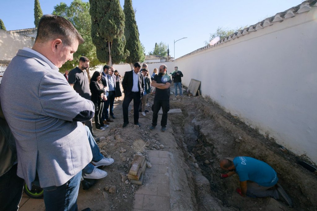 dipualba's tweet photo. 🖤 @santicenizate ha visitado los trabajos de #exhumación de la #FosaComún del cementerio de #LaRoda, con @JoseleCaballero. @valera_fran, @josetinajeros y @jramoresAlcalde, subrayando el calado de este "acto de #justicia” hacia las víctimas y sus familias

https://t.co/vy7GYXijUm https://t.co/9gF5v8K2LX