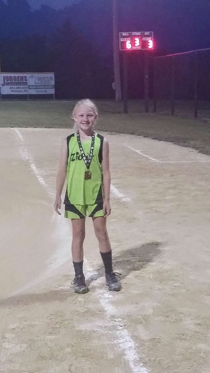 ff_softball's tweet photo. Excited to honor our amazing and speedy senior tonight, Hailey Parde! 🩵

Plans After HS: Attend college
Favorite Memory: When we made it to state my freshman and junior year

Thank you for your dedication and commitment to the Freeman Softball program over the last 4 years! 🥎 https://t.co/29VnipoyDB