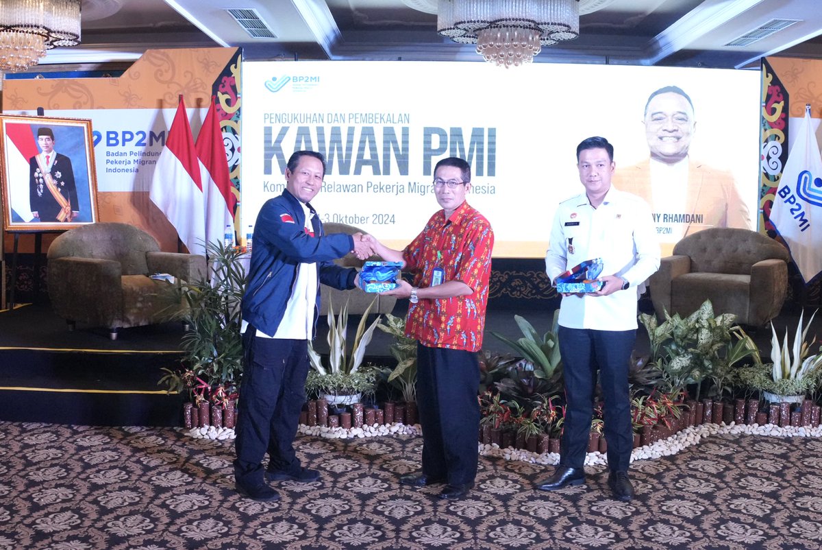 Ben_Rhamdani's tweet photo. Prosesi pengukuhan ini sebagai upaya membantu pemerintah dalam penyebarluasan informasi dan sosialisasi. Kawan PMi bertugas juga untuk melakukan pendampingan, advokasi masalah yang dihadapi Pekerja Migran Indonesia.

Dengan adanya Kawan PMI, diharapkan akan dapat memberikan edukasi kepada masyarakat yang  tertarik bekerja keluar negeri secara prosedural sehingga tidak terjerat pada informasi dan ajakan-ajakan sindikasi penempatan ilegal PMI.