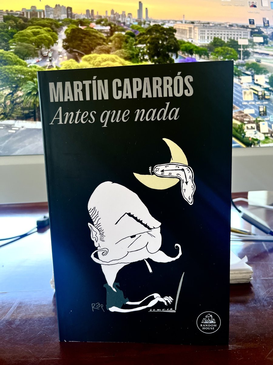 Acaba de llegarme un libro muy extraño.
Espero que no haya más ejemplares por ahí.