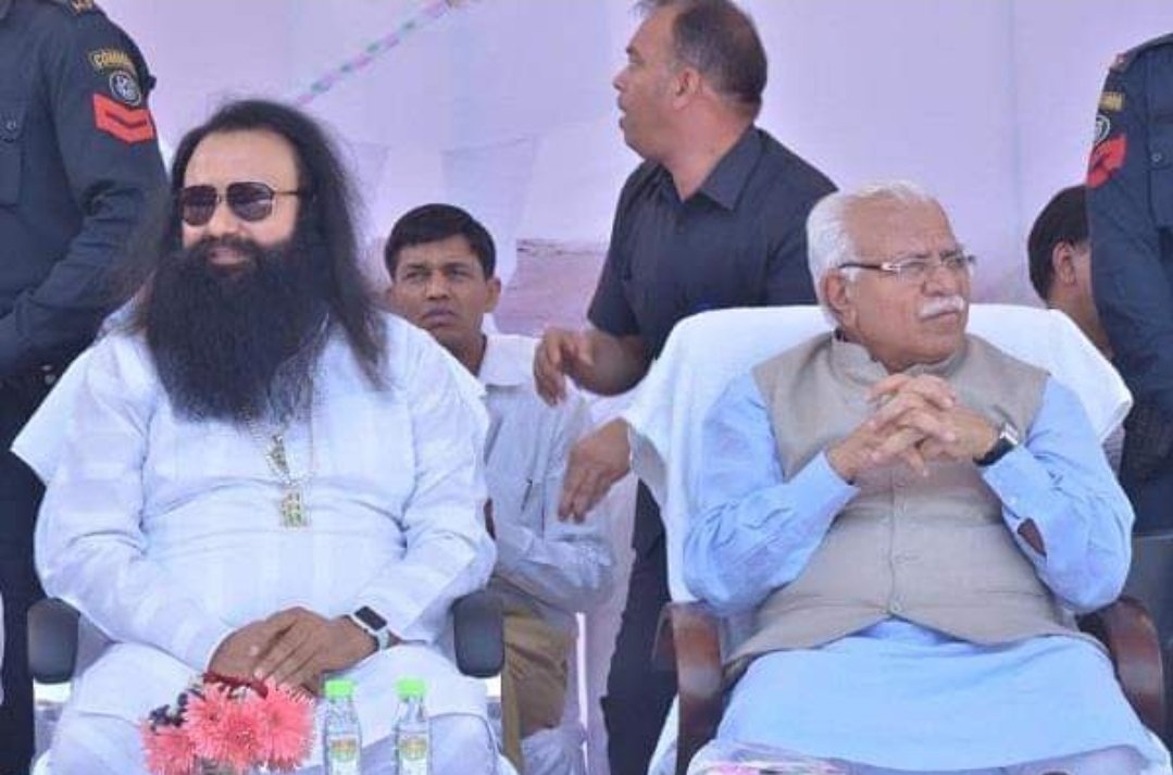 NewsSChaudhary's tweet photo. खट्टर जी के बगल में बैठा व्यक्ति कौन है ?
