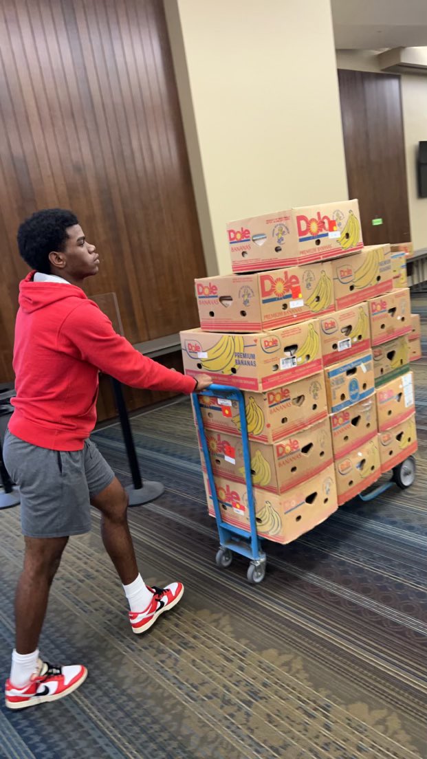 💪📚 Our Men’s Basketball team put their muscles to work helping the Boone County Library prep for their Fall Book Sale at Signature Tower!

#NACAthletics #Basketball #GivingBack #CommunityStrong #MBB #JucoBasketball #NJCAA