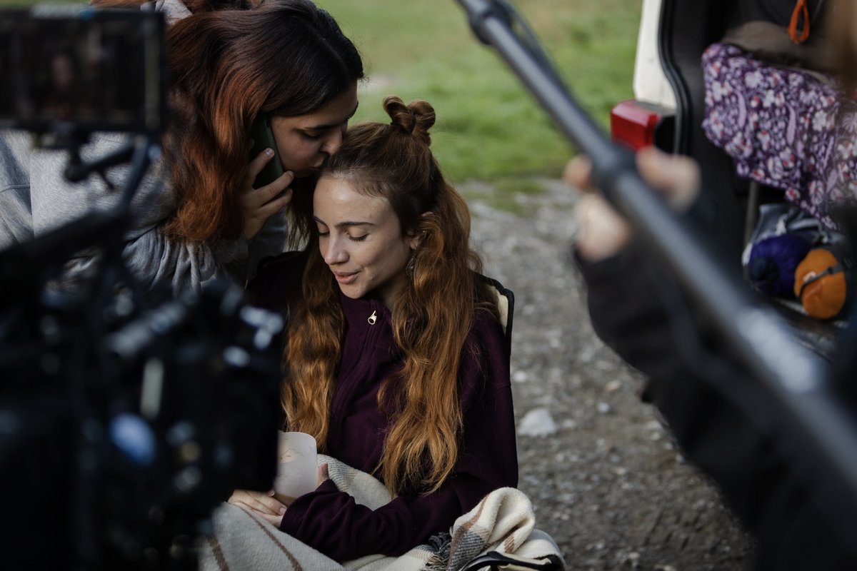 🌟Noticias MiCinexin🌟
'¿Dónde estás?' es el primer cortometraje en solitario de la realizadora María Moreno Novoa. El film se rueda en diferentes localizaciones de Navarra y narra el viaje en furgoneta de Nahia (Itziar Manero) y Laura (Blanca Martínez Rodrigo).