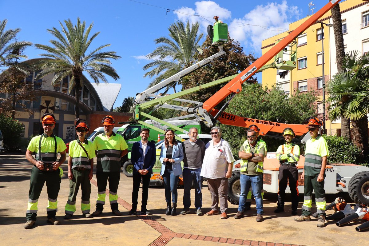 reus_cat's tweet photo. 🌳L’Ajuntament inicia el contracte de poda d’arbrat més important que ha fet mai.

ℹ️ Llegeix més aquí: https://t.co/Nto9t1LGJz https://t.co/SvFx9WgyJc