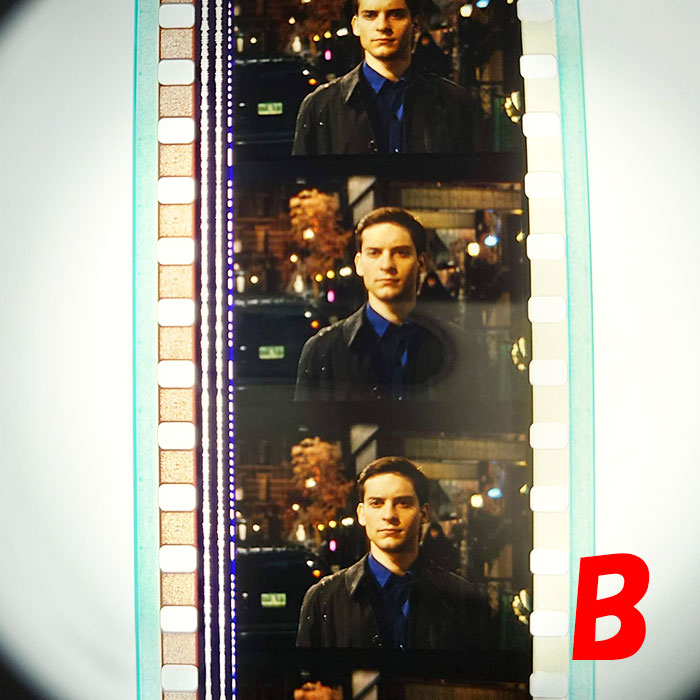 E_eiga's tweet photo. ―――――――――――――――――
🎁映画フィルム #プレゼント🎁
 「スパイダーマン」
―――――――――――――――――
🔴どちらのフィルムが欲しいか、この投稿へコメントで教えてください。
※コメントが応募条件となります。（1回まで）

A＝ ピータ・パーカー
B＝ ピータ・パーカー
C＝ ピータ・パーカー
D＝ ピータ・パーカー

その他2枚を加えて3枚セットでお届けします。
A・B・C・Dを各1名ずつ4名様に差し上げます。

✅締め切りは　10/6（日）