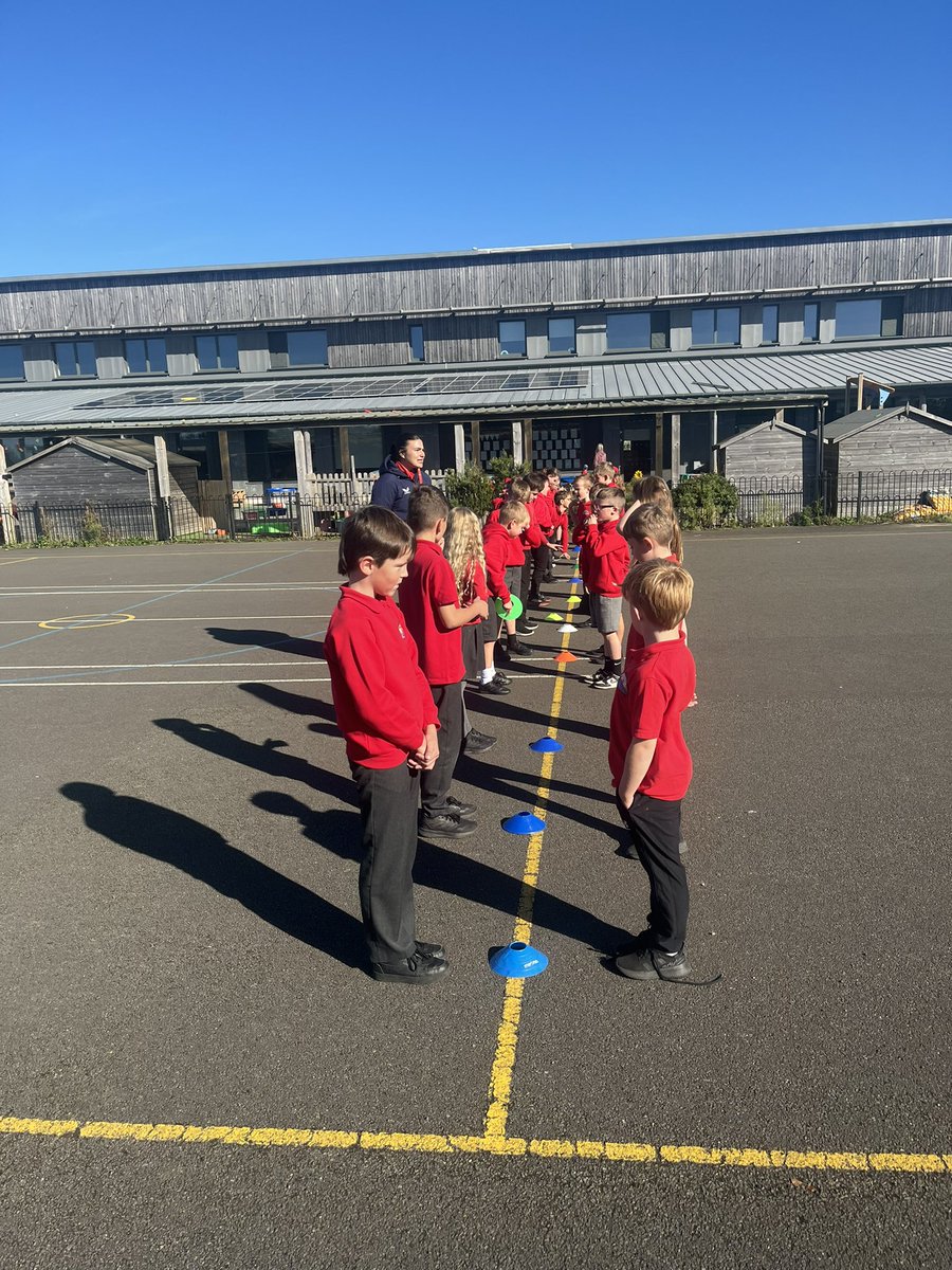 ParcyTywyn's tweet photo. Blwyddyn 4 yn mwynhau gweithgareddau rygbi gyda Darcy o’r Scarlets heddi.
#blw4 #chwaraeon #iechydalles https://t.co/lXzGEgHxxP