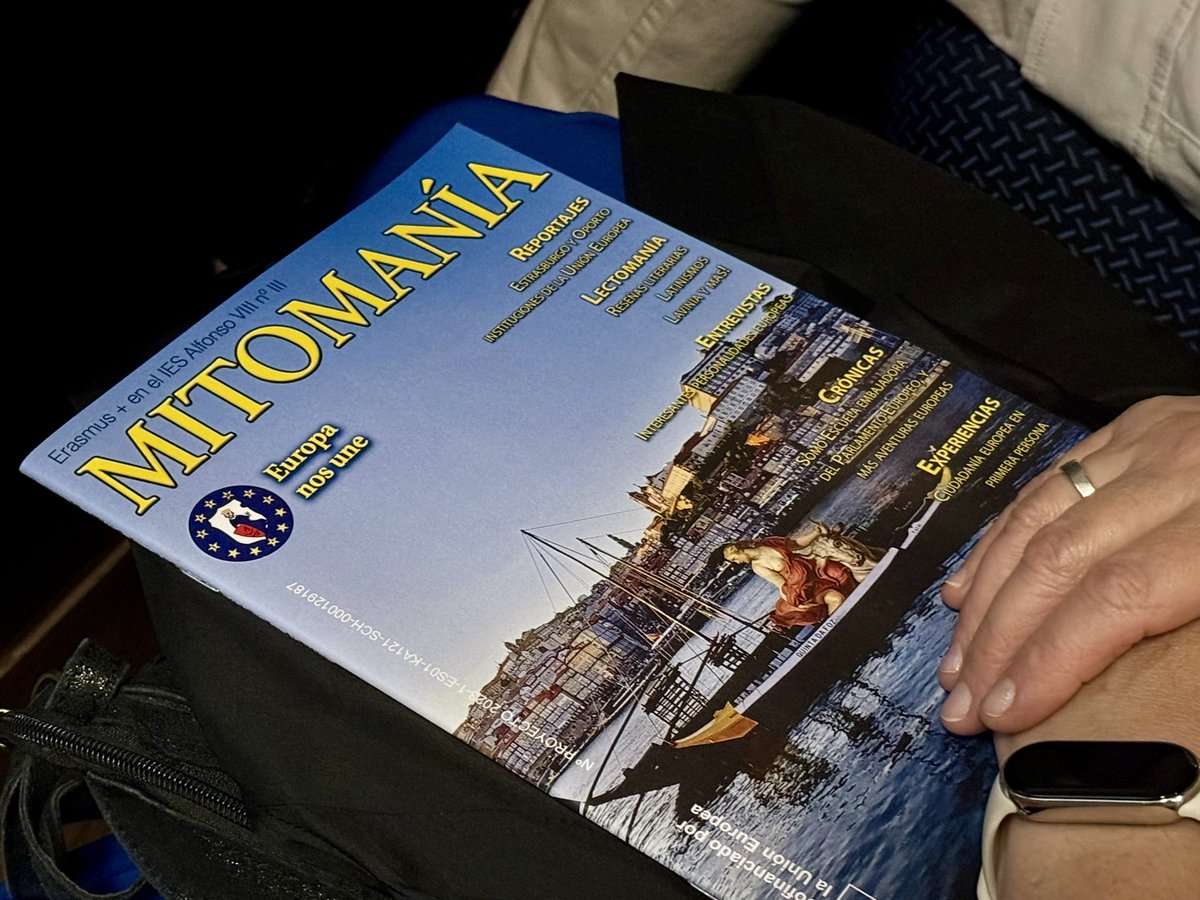 aytocuenca's tweet photo. El alcalde Darío Dolz ha acompañado al alumnado del IES Alfonso VIII en la presentación de la revista Mitomanía, una publicación en la que pueden leerse opiniones, experiencias y contenidos de sus estancias educativas en Europa. https://t.co/rYpsGk0rTM