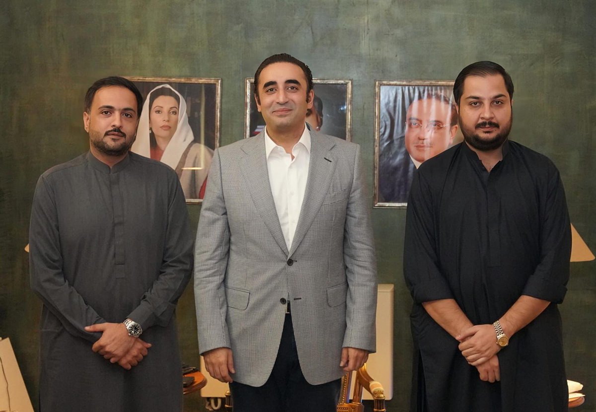 PPP (@mediacellppp) on Twitter photo اسلام آباد: پاکستان پیپلزپارٹی کے چیئرمین بلاول بھٹو زرداری سے وزیراعلی بلوچستان کے مشیر برائے لیبر اینڈ مین پاور بابا غلام رسول عمرانی نے زرداری ہاؤس میں ملاقات کی جس میں بلوچستان کی سیاسی صورت حال پر تبادلہ خیال ہوا۔
<a href="/BBhuttoZardari/">BilawalBhuttoZardari</a> اسلام آباد: پاکستان پیپلزپارٹی کے چیئرمین بلاول بھٹو زرداری سے وزیراعلی بلوچستان کے مشیر برائے لیبر اینڈ مین پاور بابا غلام رسول عمرانی نے زرداری ہاؤس میں ملاقات کی جس میں بلوچستان کی سیاسی صورت حال پر تبادلہ خیال ہوا۔
<a href="/BBhuttoZardari/">BilawalBhuttoZardari</a>