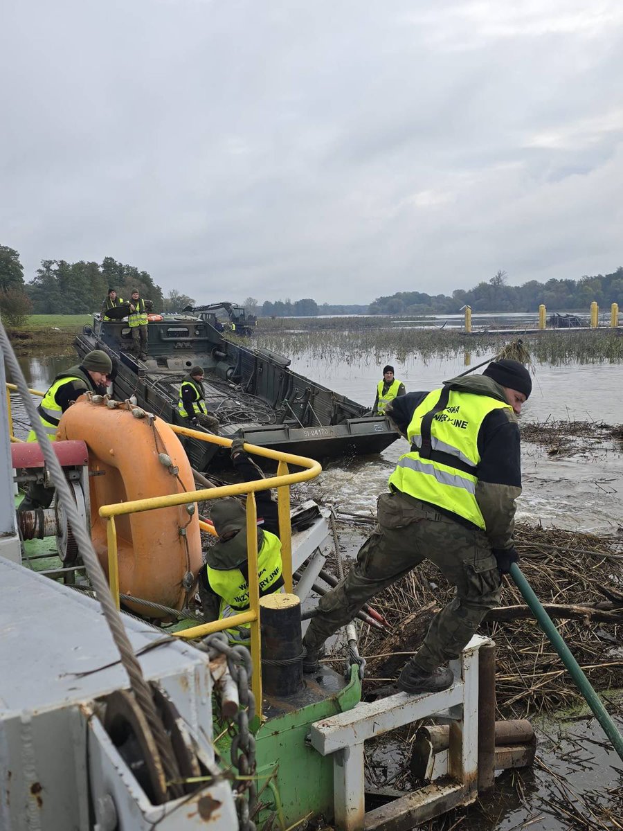 17WBZ's tweet image. #Pomorsko 
Niesłabnące siły w walce ze skutkami #powódź2024.

#5bsap #IGZKrosnoOdrzańskie