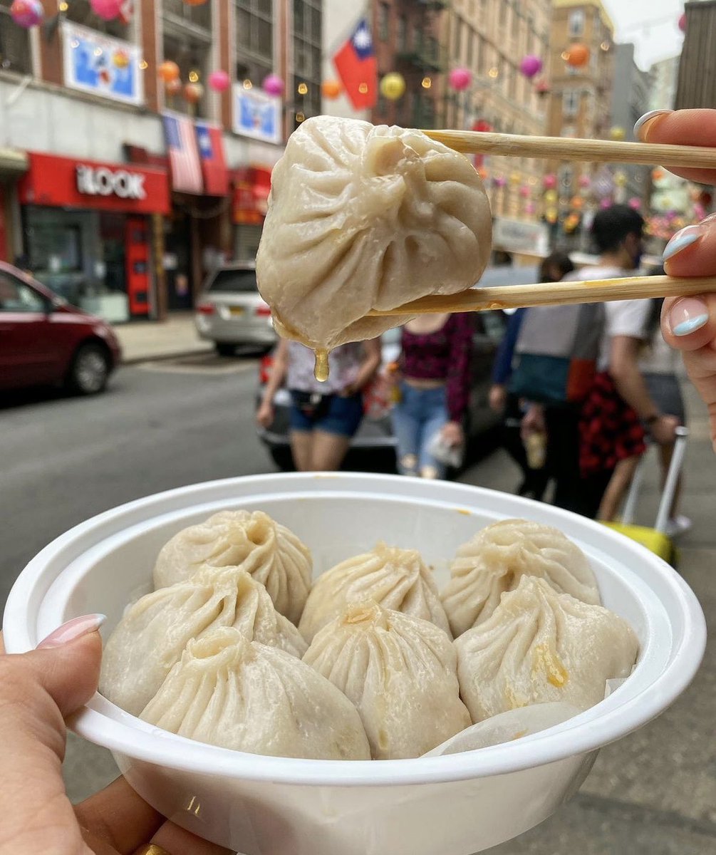 foodietechlab's tweet photo. Street side soup filled steamed dumplings 🥟 https://t.co/8vujeI6k23