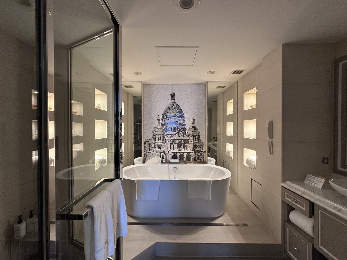 nap_vlog_'s tweet image. 結婚記念日のお祝い💍
夫が予約してくれたお部屋が好みドンピシャで、ドア開けた瞬間とっても嬉しかったです🥰
（Gossip Girlのお部屋みたい！🗽）