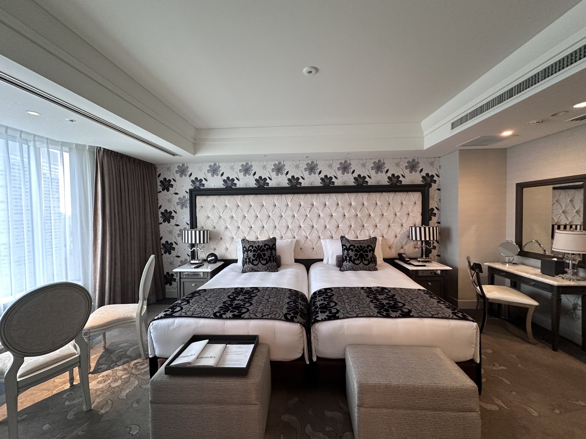 nap_vlog_'s tweet image. 結婚記念日のお祝い💍
夫が予約してくれたお部屋が好みドンピシャで、ドア開けた瞬間とっても嬉しかったです🥰
（Gossip Girlのお部屋みたい！🗽）