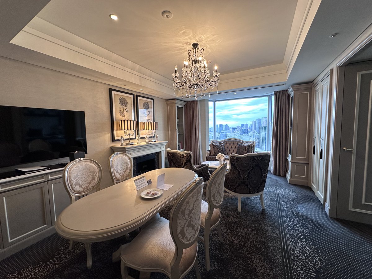 nap_vlog_'s tweet image. 結婚記念日のお祝い💍
夫が予約してくれたお部屋が好みドンピシャで、ドア開けた瞬間とっても嬉しかったです🥰
（Gossip Girlのお部屋みたい！🗽）