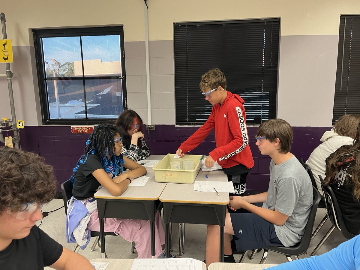 adams_rrms's tweet photo. Mixtures and Solutions Lab in Ms. Vaughan’s 8th grade science class today! @RRMSRoyalKnight @Royalmurph_RRMS #WeAreRoyal https://t.co/2fwIx6kxkc
