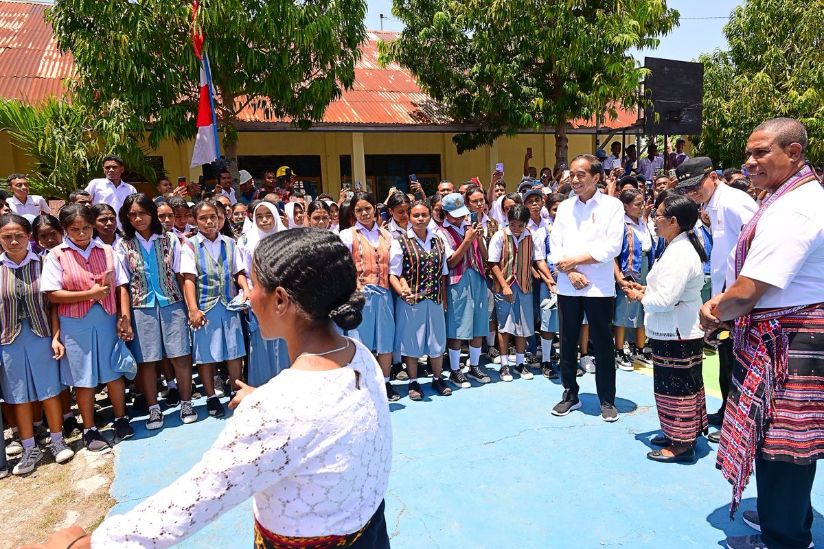 Saya mengapresiasi proses belajar mengajar di SMK Negeri 1 Kalabahi, Kabupaten Alor, yang berjalan interaktif. Siswa didorong untuk aktif dan mempraktikkan pembelajaran di ruang praktik yang telah disediakan sekolah.

Anak-anakku, belajarlah dengan tekun dan selalu tanamkan rasa