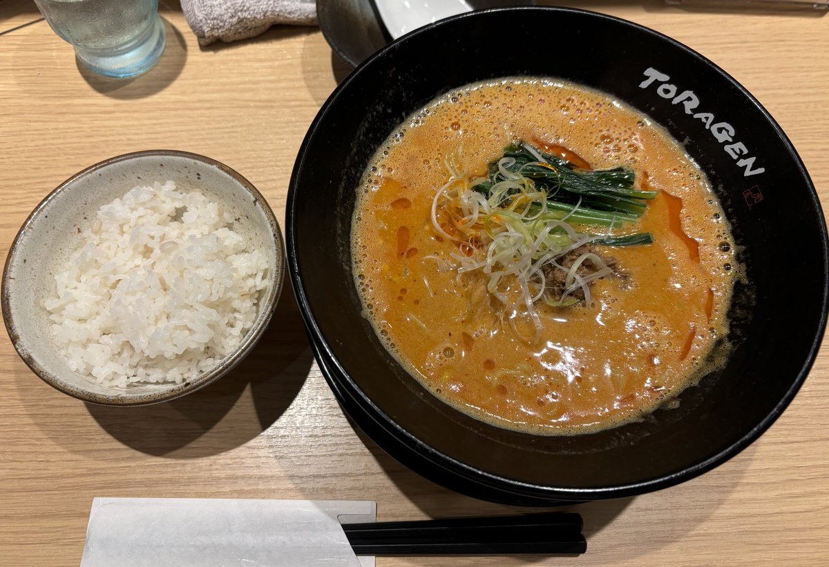 uota_Ramen's tweet photo. 【柳橋虎玄/名古屋駅、国際センター(中村区)】
担々麺(辛め)+麻婆豆腐(小盛)+ライス
麻婆豆腐とラーメンが食べたくなり気になったお店へ
滅多に担々麺を食べないが、辛めで程よい辛さ、スープも濃厚ながらも重くなくペロリと完食
麻婆豆腐は熱々濃い味でライス頼んで成功でした！ https://t.co/HHlydUhvnk