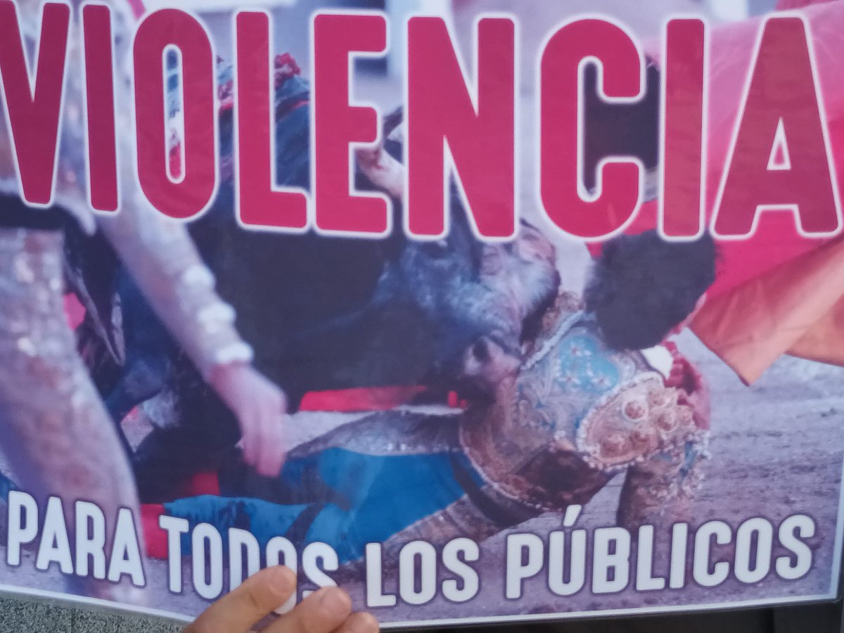 Seguimos manifestandonos  por más pueblos manchados de sangre, esta vez ha sido Arganda del Rey. Junto cn los compas de Union antitaurina, Alcalá antitaurina,  Majadahonda antitaurina, Guadalajara antitaurina y Union defensa animal. 
Seguiremos x y para ellos #HASTALAABOLICIÓN