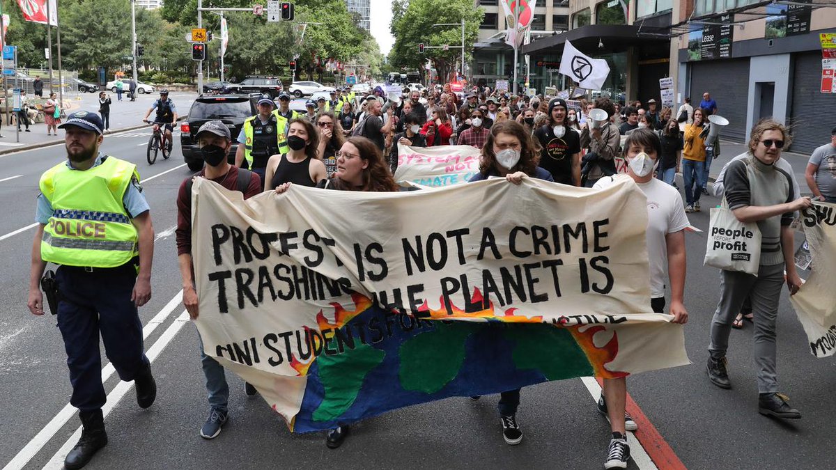 Даже в четкой Финляндии строительство атомной электростанции «Olkiluoto 3» совместно с французами и японцами обошлось на $8 млрд дороже и завершилось на 13 лет позже планируемого (2023). Теперь вспомним, как долги мы строили (строим) LRT, как вздуваются в цене наши нацпроекты