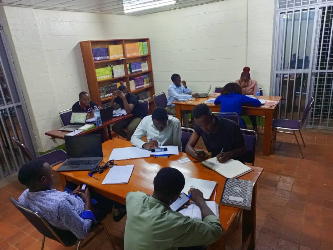 KingCeasorUni's tweet image. Stay ahead in your studies with King Ceasor University&apos;s fully equipped library! 📚✨ Our resources and study spaces are designed for optimal learning and productivity. Take advantage of the vast collection and serene environment today! #KCULibrary  #SpaceForSuccess #applynow