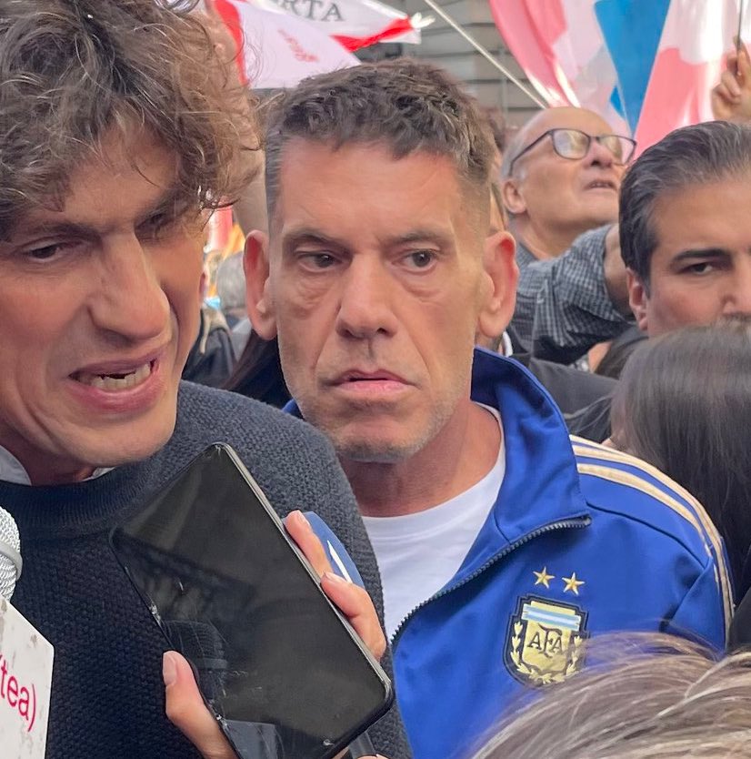 MabelPajarita's tweet image. Queremos saber quién es, cuánto gana y quién le paga al matón que lleva la doncella @GugaLusto a las marchas para protegerlo de preguntas incómodas.
Por favor.
