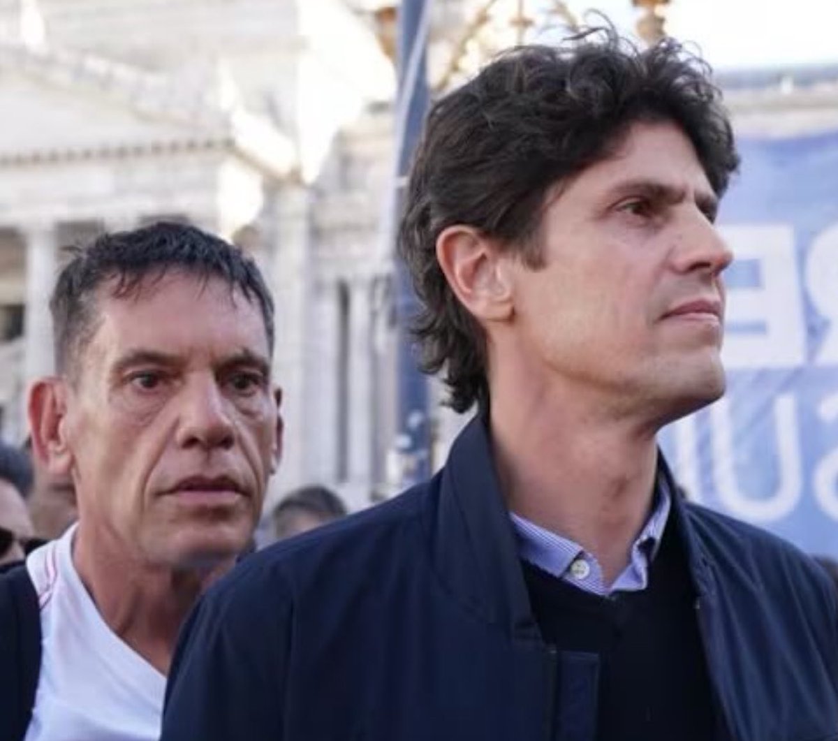 MabelPajarita's tweet image. Queremos saber quién es, cuánto gana y quién le paga al matón que lleva la doncella @GugaLusto a las marchas para protegerlo de preguntas incómodas.
Por favor.