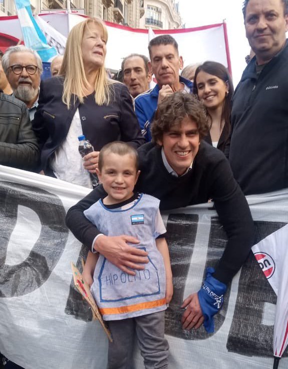 MabelPajarita's tweet image. Queremos saber quién es, cuánto gana y quién le paga al matón que lleva la doncella @GugaLusto a las marchas para protegerlo de preguntas incómodas.
Por favor.