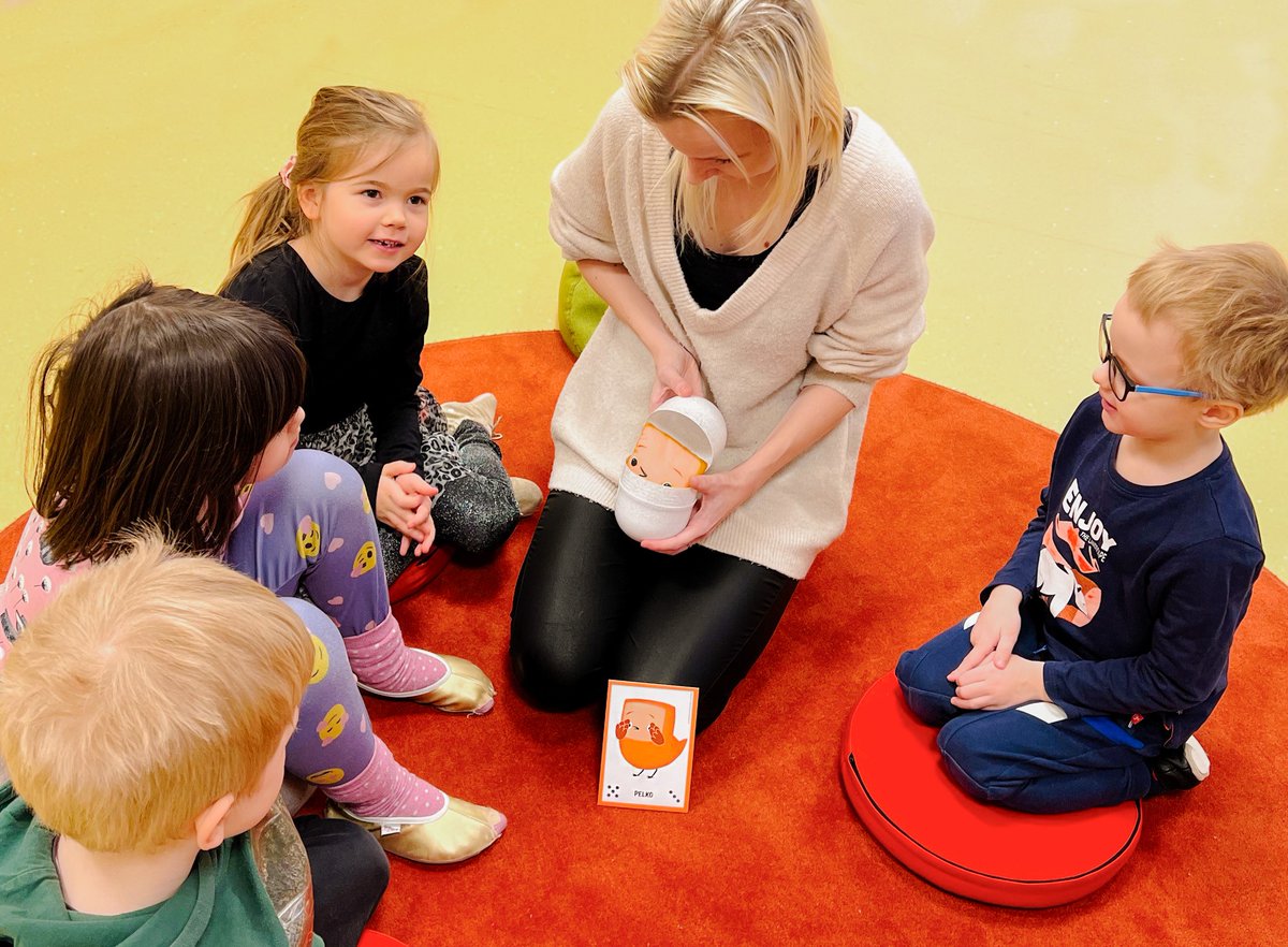 Our friends at Pikkuli Edu (💗) share their expertise on SEL and how it helps children's foreign language learning in our latest blog post. They also give tips and practical ideas for reinforcing SEL with young learners. Read it here: bit.ly/3NfkmDi 
#moominls #pikkuli