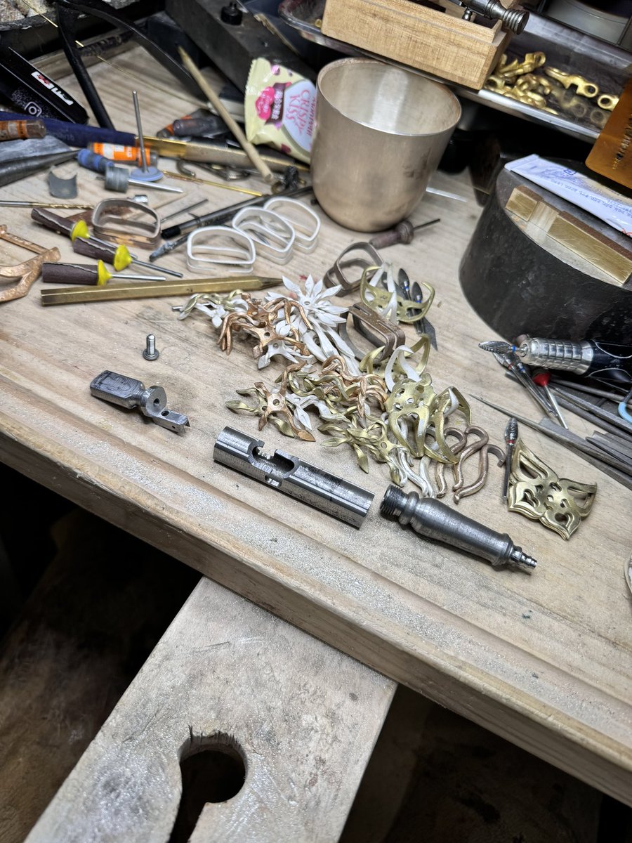 不知道多少人还记得10年前我第一个工作室，8年前第二个。
现在是第三个。
现在的200平米左右感觉还是有点小。希望能在5～7年内可以换到350平米左右。

十月底开业结束后，会在年内清理干净欠的订单。进入一个深入持久的创作期。

明年年初计划网站上线，线下工房店铺也会定期开放。

今后不接定制，只销售现货。

然后工作室还会组织一些活动，比如野营，狩猎，或者室内的酒会或者鉴赏活动。

我自己的团队也慢慢开始动起来了。

还能想到小学我就在画我要开个模型店，店内该怎么布置的热血心情。

（其实我还是喜欢发这种画风的图）