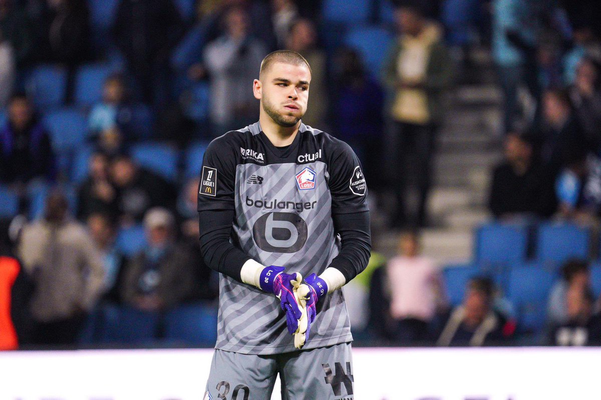 ActuFoot_'s tweet photo. 🚨 OFFICIEL ! Lucas Chevalier est 𝗔𝗕𝗦𝗘𝗡𝗧 de la liste des Bleus de Didier Deschamps ! 🇫🇷❌

Brice Samba et Alphonse Areola sont encore appelés au poste de gardien. 🧤 https://t.co/wEyvXsODMF