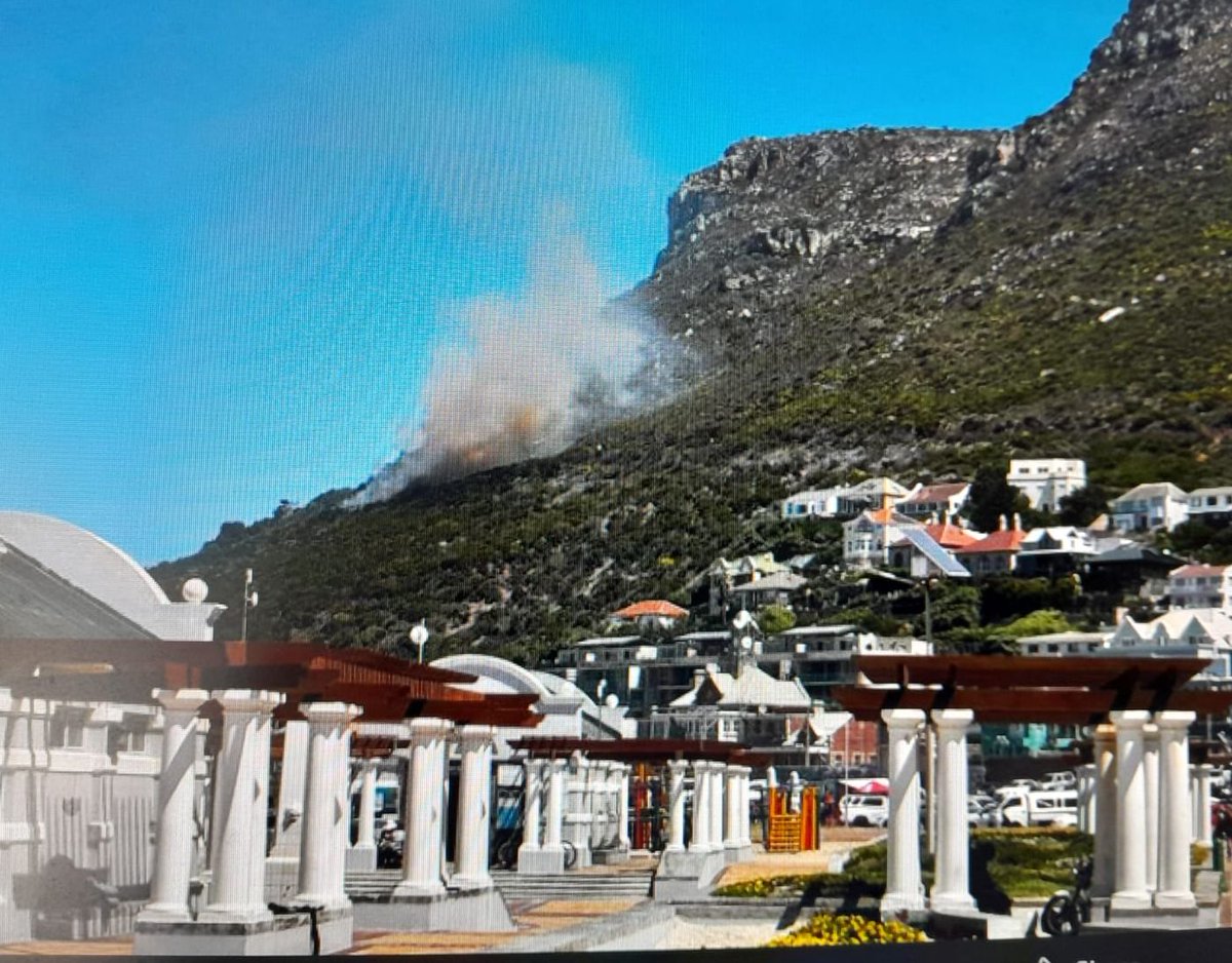 TrafficSA's tweet photo. Cape Town - FIRE on the mountain slopes at Lakeside  #CapeFire #SouthPeninsula https://t.co/2cgm1Ct5mI